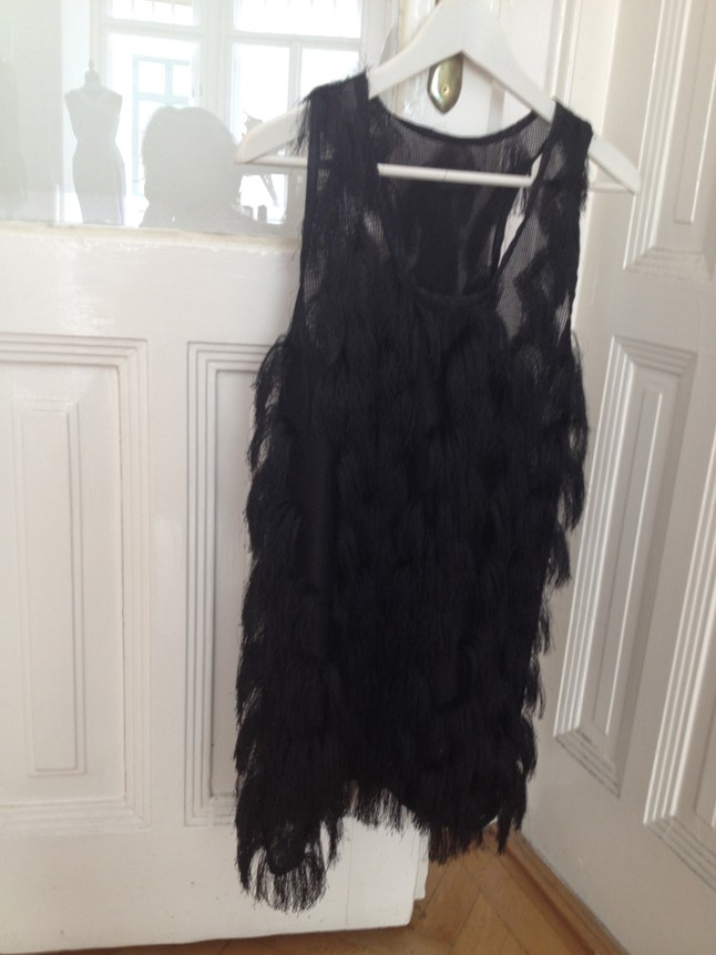 A military minta a huszas évek lokáljainak ruháit idéző trikóruhával? Miért is ne!