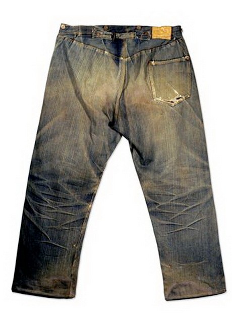 Az első farmert napjainkban egy tűzálló széfben őrzik a Levi Strauss & Co. San Francisco-i bemutatótermében. Az értéke $ 150.000 (körülbelül 27 millió forint).