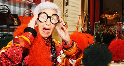 Meghalt Iris Apfel, a divat 102 éves ikonja