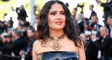 Valami nagyon nem stimmel Salma Hayek ruhájával, első ránézésre téged is össze fog zavarni