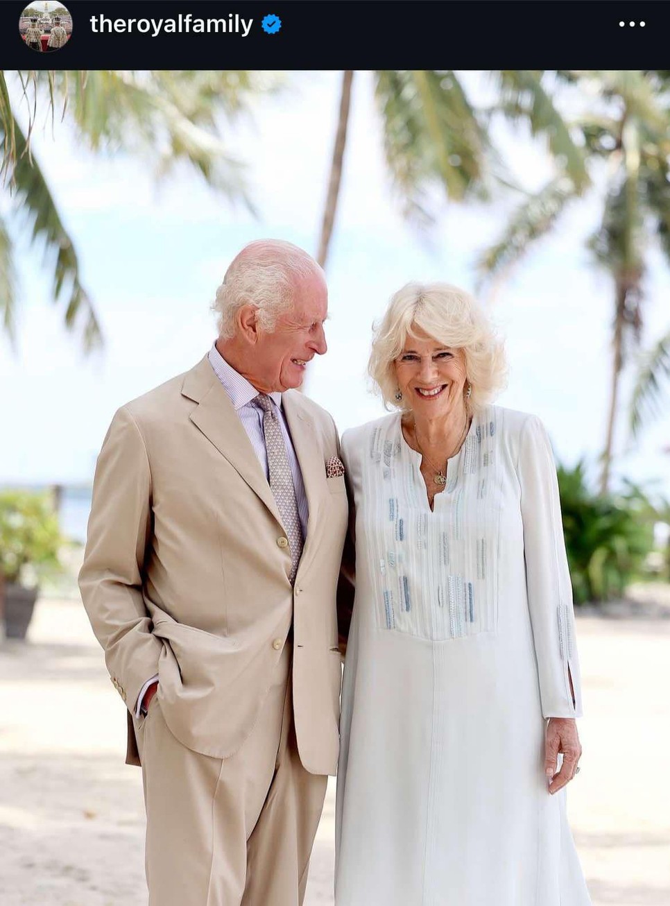 Károly király és Kamilla királyné fotójából csak úgy árad a szerelem