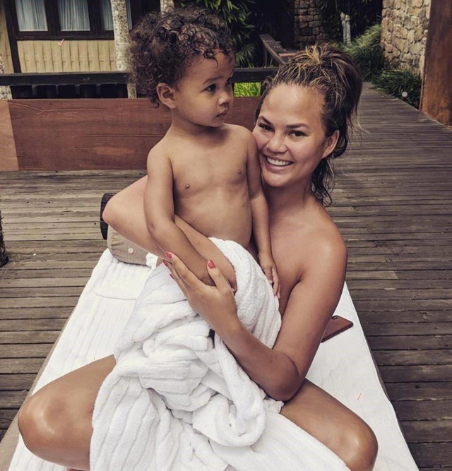 Chrissy Teigen olyan cuki videót osztott meg kisfiáról, hogy százszor meg fogod nézni