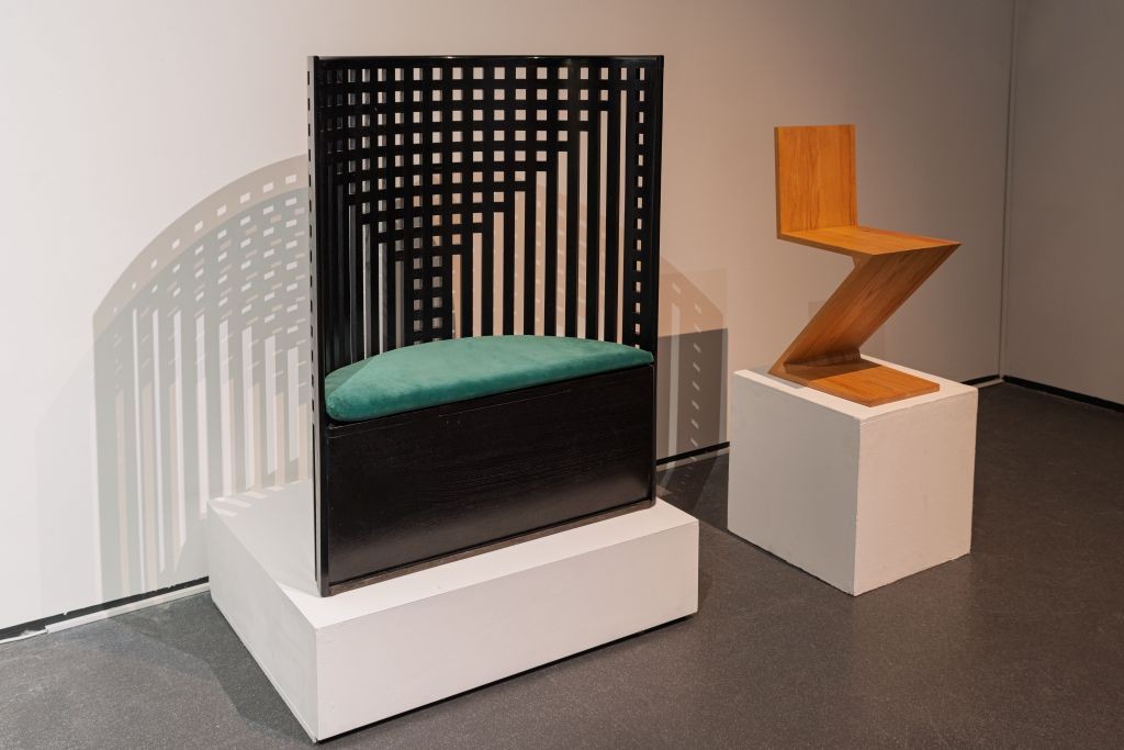 Geometrikus formavilágú ülőbútorok a 20. századi design kísérletező irányzataiból, a Designikonok – tegnap és ma kiállításon az m21 Galériában