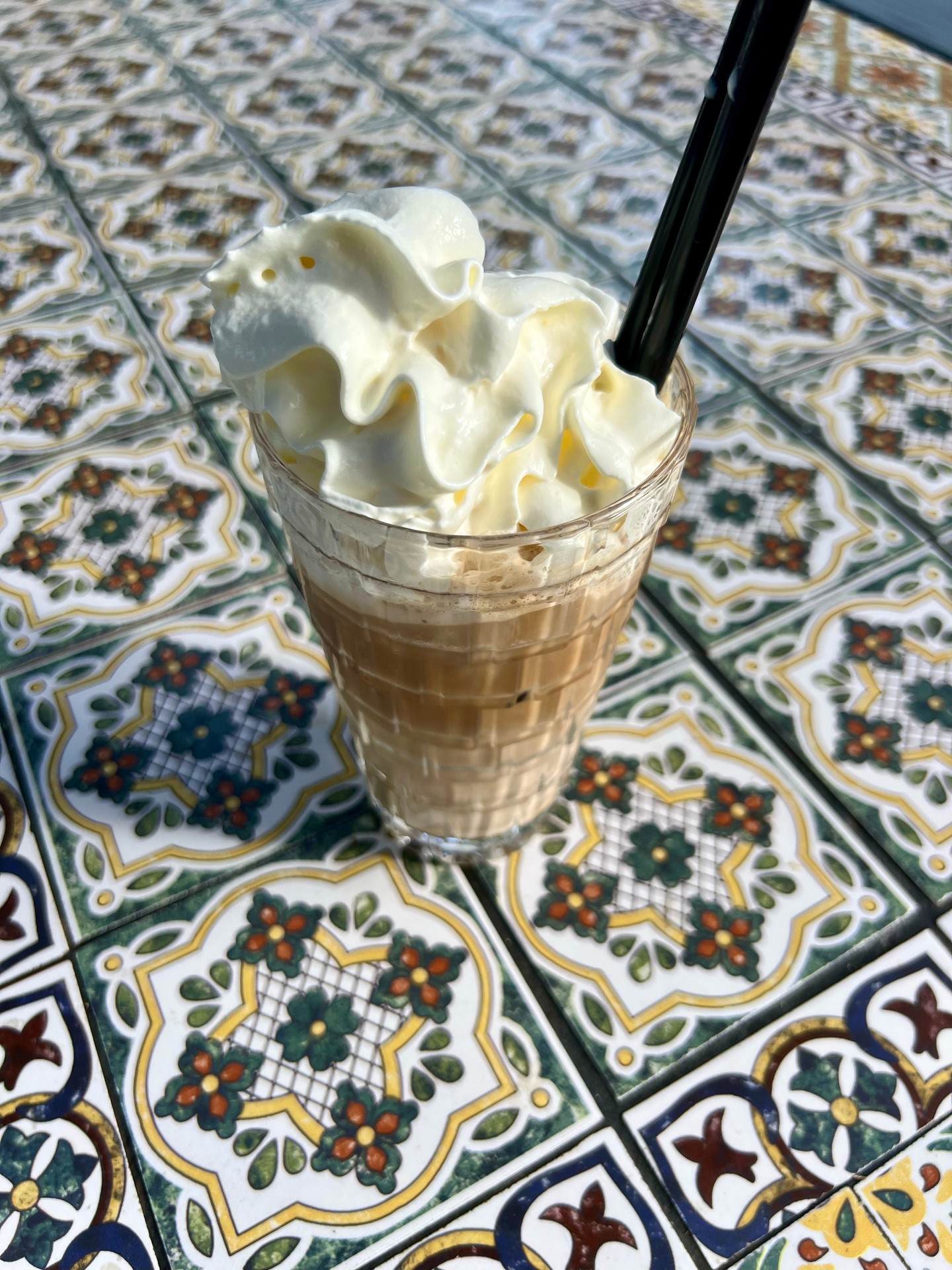 Horvátországban a tengerparti strandokon két dologból biztosan nincs hiány: kávéból és fagyiból. Így bátran hiheti azt a laikus strandoló, hogy mennyei jegeskávé élményben lesz része a kristálytiszta tenger melletti kavicsos napozóteraszon. Bevallom, én is ebben a reményben ültem be a hangulatos nádfedeles erkély alá délután kettőkor, egy kávé is jól esett volna, de a fagyis pult kínálata is megtetszett. Azt hittem, a jegeskávé rendelésénél nem kell külön kiemelnem, hogy legalább két gombóc hatalmas vanília fagyival szeretném az ebéd utáni presszómat amolyan desszertként elszürcsölni. A kedvetlen felszolgáló nem kérdezte, én pedig nem emeltem ki, milyen formában kérem, így kaptam egy langyos hosszú kávét, némi hideg tej és pár jégkocka társaságában. A tetejére fújt cukros tejszínhab sem tudta megmenteni a helyzetet, szóval nem ez volt életem jegeskávéja 4 euróért, vagyis kb. 1600 Ft-ért. Habár horvát szomszédainknál jó emlékeket őrzök, ez a hely most nem lett a kedvencem. 
