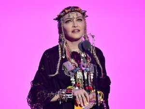 Leesett az állunk: a 66 éves Madonna irreálisan tükörsima arcbőrt villantott legfrissebb fotóin