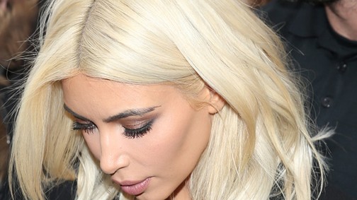 Mi van? Kim Kardashian melleit ragasztószalaggal formálja, és meg is mutatja!