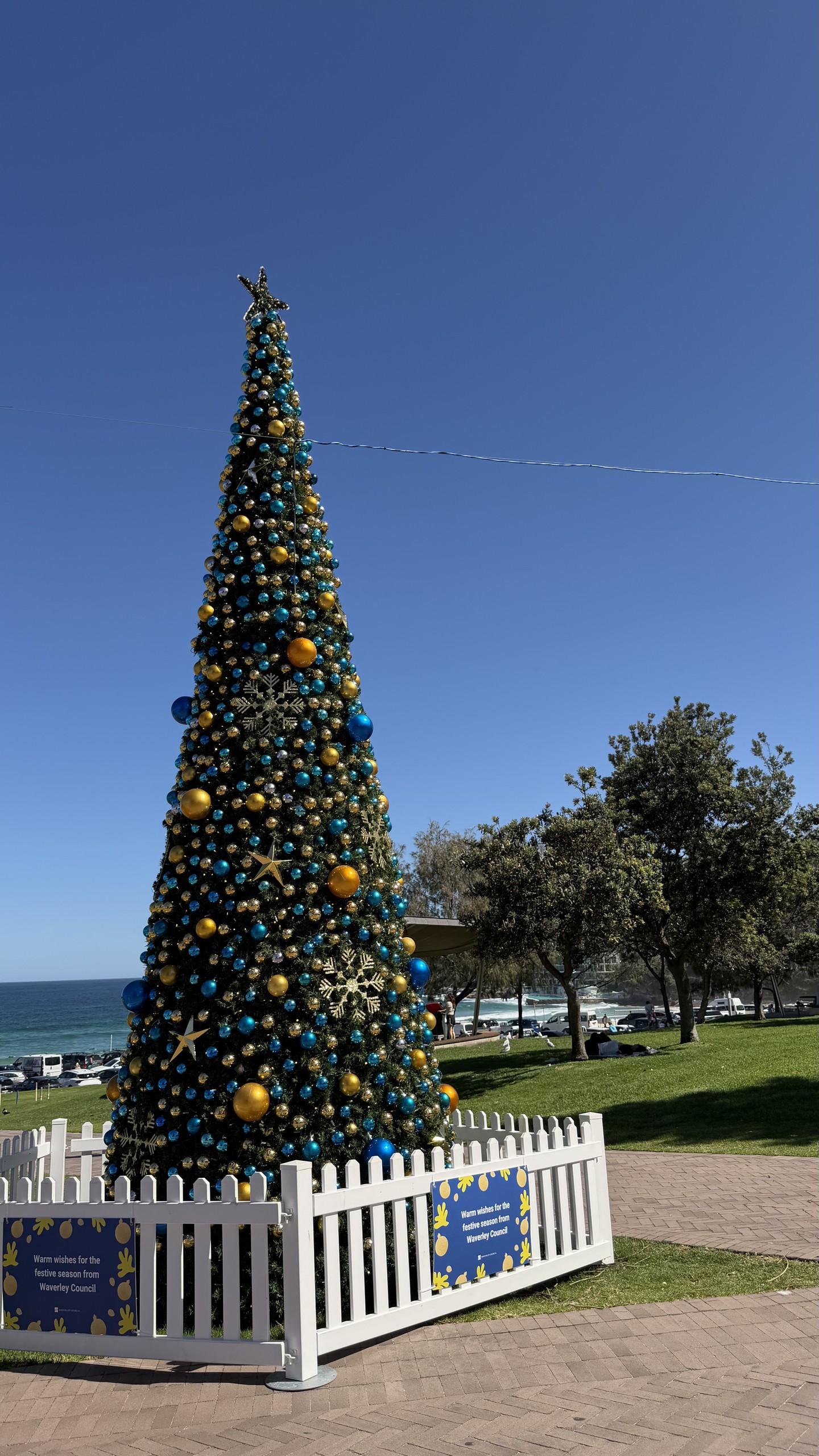 A sydney-i Bondi Beach, ahol európai szemmel szürreális lehet a szikrázó napsütés és az ünnepi díszek kombinációja
