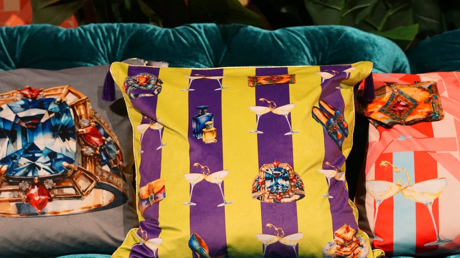 A világ legdrágább díszpárnáját a MÜÜSKA dizájnbrand mutatta be, amely a luxusiparban már neves Pécsi Balázzsal dolgozott együtt