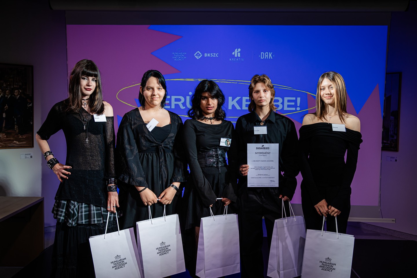 A Kerülj Képbe! pályázat divat kategóriájának első helyezettje, a DECONIC csapata