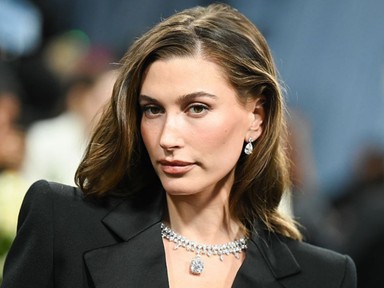 Hailey Bieber eladta a sminkmárkáját, csillagászati összeget kapott érte