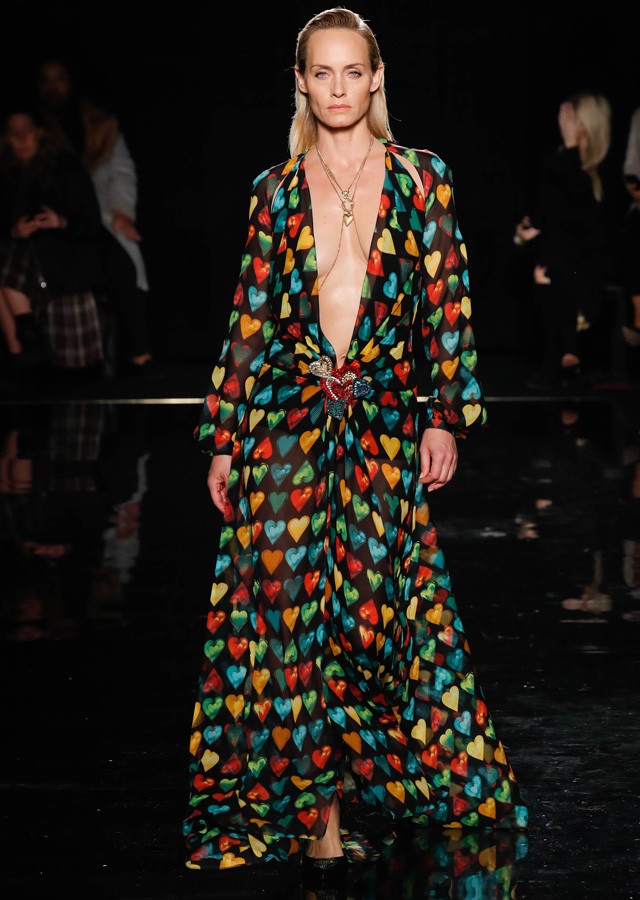 Amber Valletta az 1999-es Versace ruha új változatában