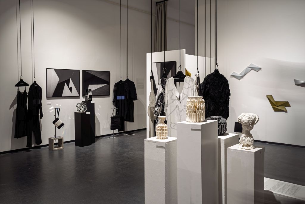 A NUBU progresszív divatvilága a magyar kortárs képzőművészet ihletésében, installációként bemutatva az m21 Galériában