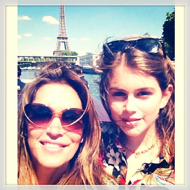 Egy párizsi kiruccanás során, városnézés közben készült ez az anya-lánya fotó. Olyan hasonlóak, akár két tojás!