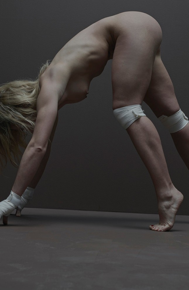 Szakadt harisnyák, szemét, fenékmutogatás és meztelenkedés Kanye West új kollekciójában