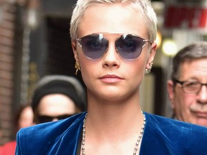 Cara Delevingne bársonyzakóban villantott melltartót