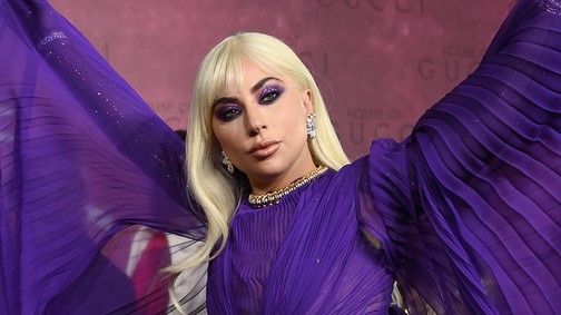 Lady Gaga uralta a vörös szőnyeget A Gucci-ház londoni premierjén
