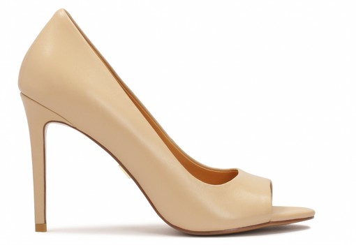 Angelina Jolie cipője telitalálat, ami bárhol megállja a helyét