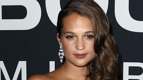 Gyászos ruhában is ragyog Alicia Vikander