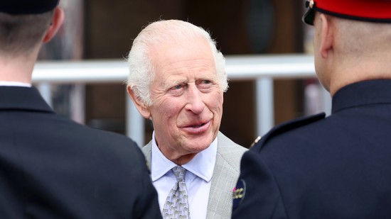 Nem akárkitől kapott csókot Károly király, erre valószínűleg ő sem számított