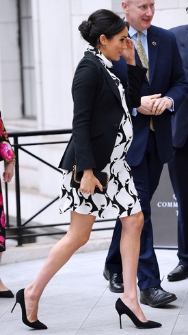 A minit is bevállalta és garbós fekete-fehér rövid ruhát viselt, amihez egy fekete blézert vett fel. A hercegné elképesztően csinos volt a Reiss ruhájában.    