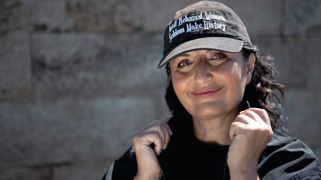 Csoszó Gabriella kezdetben a környezetében találta meg a fotózásra alkalmas témát, majd egyre tágult a világ, dühös lett, és valami nagyobbat akart alkotni / Póló: MANGO Dzseki: ARMANI – Van Graaf Nadrág: ADIDAS