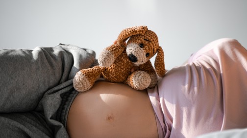 Amikor a kiskorú anyákra gondolunk, akkor valószínűleg az első, elemi érzés, ami hatalmába kerít legtöbbünket, hogy ennek nem szabadna megtörténnie