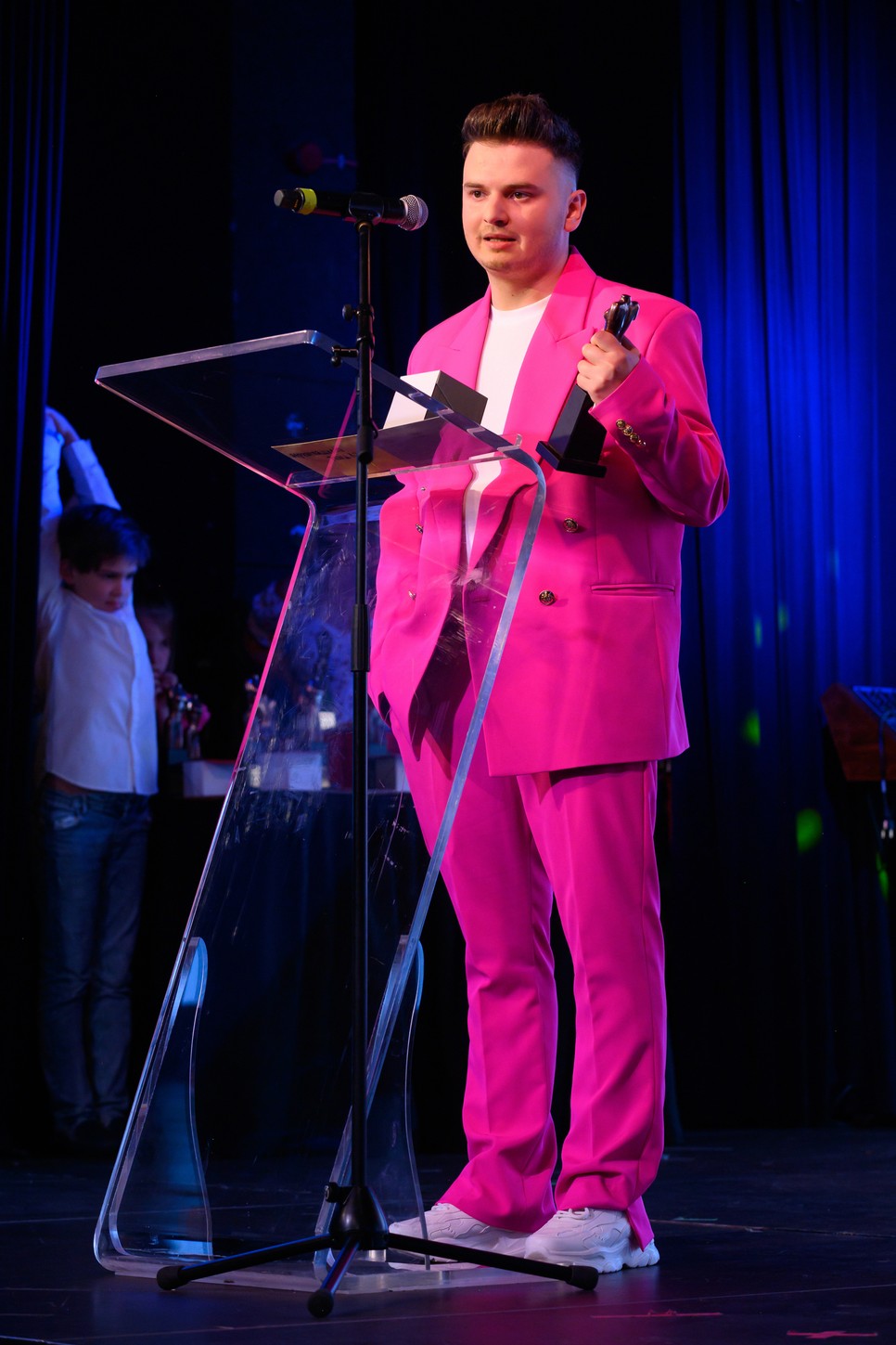 Demeter Szilárd ruhakölteményeit igen gyakran látni a televízióban, így nagyon hamar vált közismertté