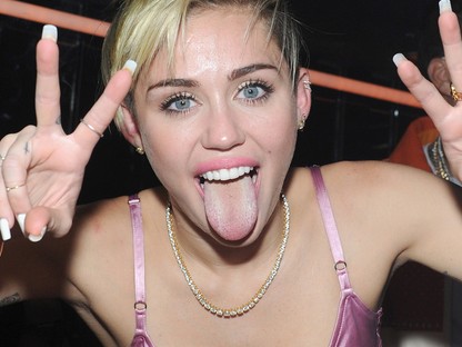 Micsoda vallomás: Miley Cyrus így keserítette meg sokáig Hailey Baldwin életét