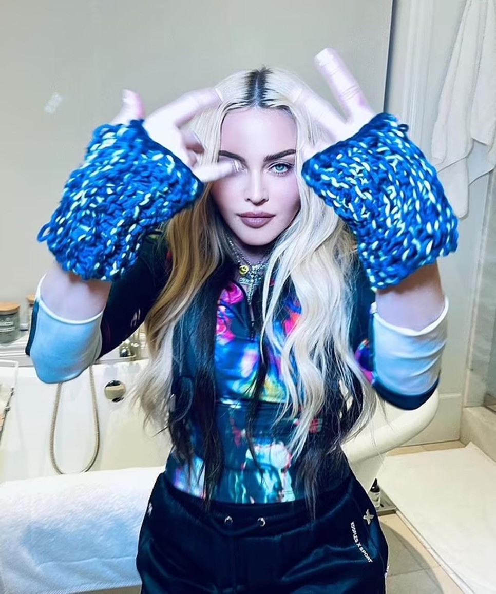 Madonna büszkén viseli a divatos horgolt kesztyűt