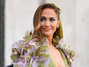 Jennifer Lopez meztelenruhája minden képzeletet felülmúl, csak rá lehetett figyelni a vörös szőnyegen