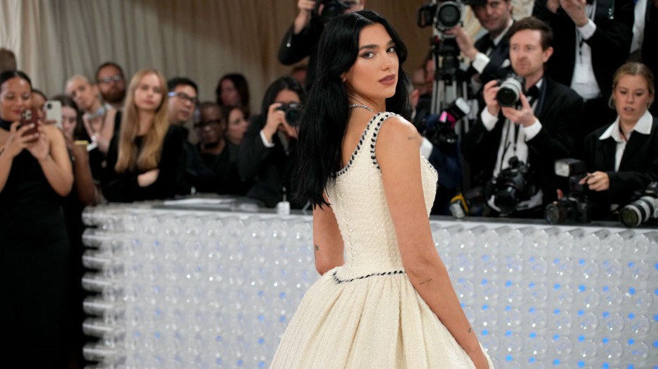 Dua Lipa csak úgy ragyogott az idei Met-Gálán