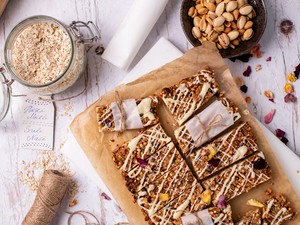 Laktató uzsonnák iskolakezdésre: így készíts fehércsokis-áfonyás müzli szeletet