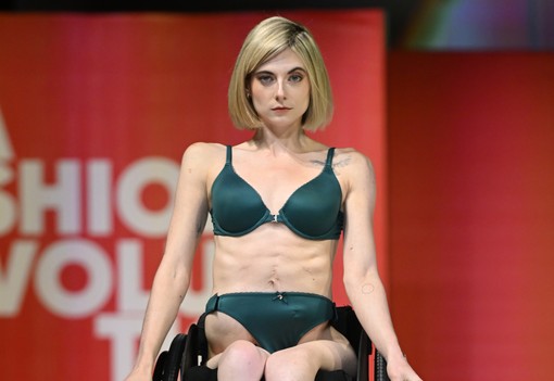 Hatalmas mérföldkő: Fogyatékossággal élő modellek vonultak a kifutón a New York-i divathéten