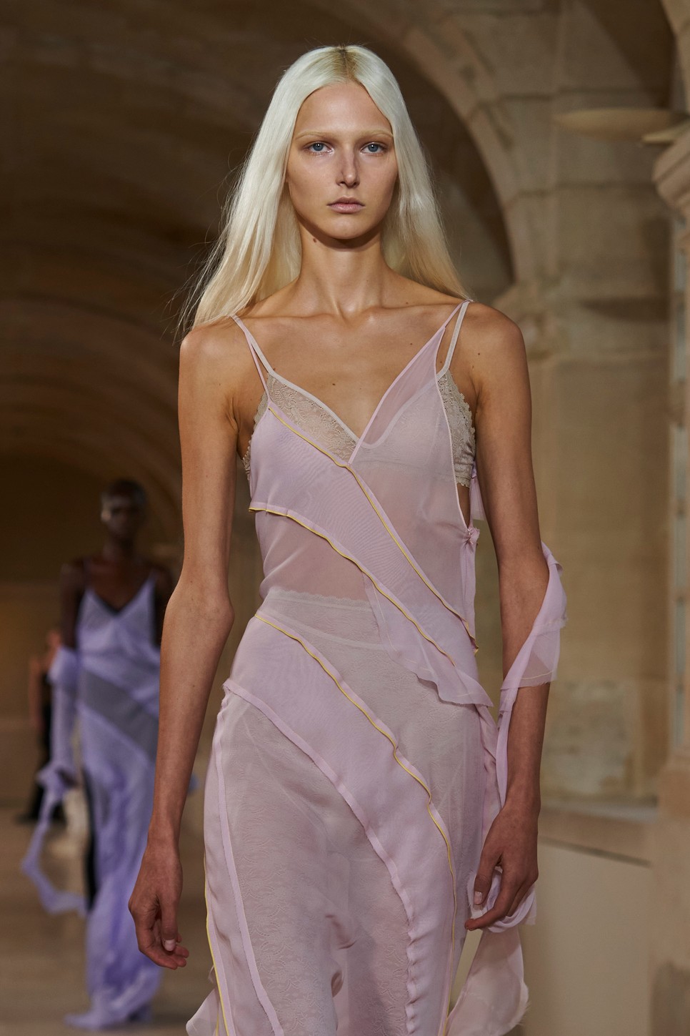 Victoria Beckham 2023-as tavaszi kollekciójának darabja a kétezres évek nagy trendjéhez hasonlít