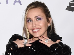 Hú, nagyon szexi Miley Cyrus, de kár hogy nincs nyaka