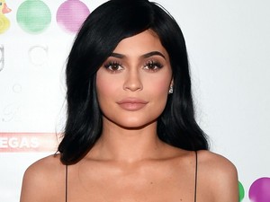 Sosem volt még ilyen színű Kylie Jenner haja