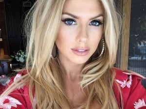 Mi? Bugyi nélkül reklámoz a divatvilág kebelcsodája