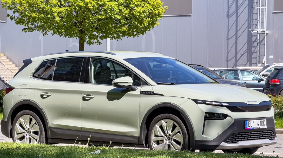 A Škoda Elroq tisztán elektromos SUV modern formavilágával, csendes működésével és tágas kialakításával ideális választás a városi mindennapokhoz – stílusos, jövőbe mutató autó nőknek.