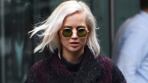 Jennifer Lawrence, mi szólunk: ez a napszemcsi NEM áll jól!