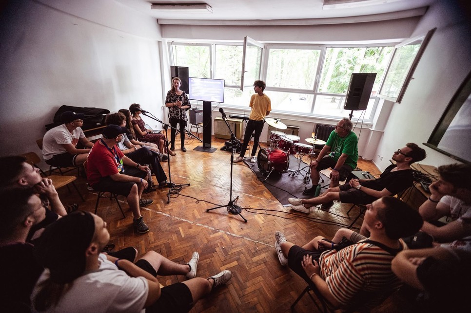 A menedzseri pályáját a zenekari menedzsment és különböző zenei menedzsment kurzusok elvégzése után kezdte meg, ma pedig már oktatással is foglalkozik