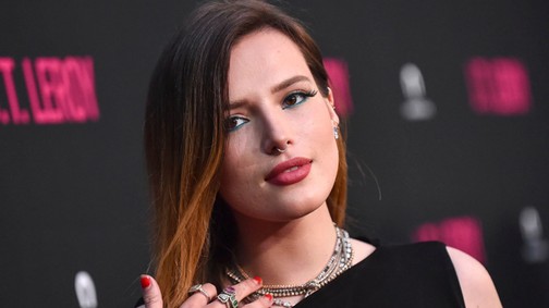 És igen, megcsinálta: Bella Thorne szőrös lábbal a vörös szőnyegen