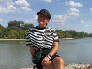 Nőies, mégis vagány: így kombináld a feketét a csíkossal!