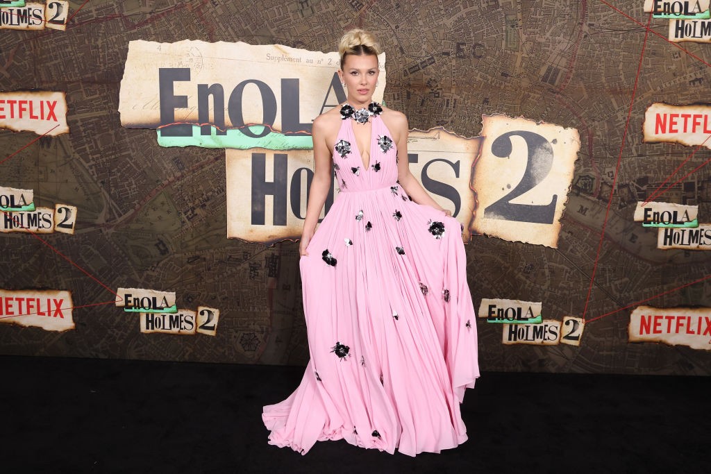 Az Enola Holmes 2. részének New York-i premierjén egy mélyen dekoltált Louis Vuitton estélyiben lopta el a show-t. (2022)