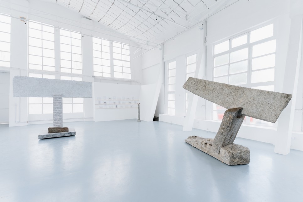 A tér kódjai – monumentális installációk a Budapest Design Week 2025 helyszínein, ahol a múlt anyagai új jelentést kapnak a kortárs művészetben