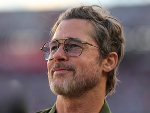 Brad Pitt mintha visszafelé fiatalodna, elképesztően vagány szettben kapták lencsevégre a 62 éves színészt