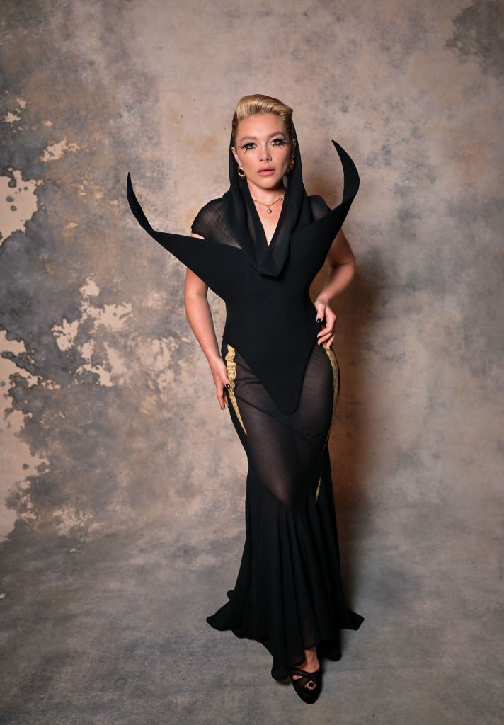 Florence Pugh végzet asszonyaként pózolt a kameráknak ebben a drámai pucérruhában