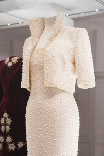 Catherine Walker a hercegnőnek tervezett ruhái egyre egyszerűbekké váltak a 90-es években, érezhető volt a 80-as évek harsány stílusától való erőteljes eltávolodás. Dianat istenítették modern, erőlködésmentes megjelenéséért és mindig a legjobban öltözött nőket összegyűjtő listák élvonalában szerepelt.