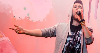 A Bastille frontembere pánikrohamokkal küzd, mielőtt színpadra lép, de sosem mondana le a zenéről