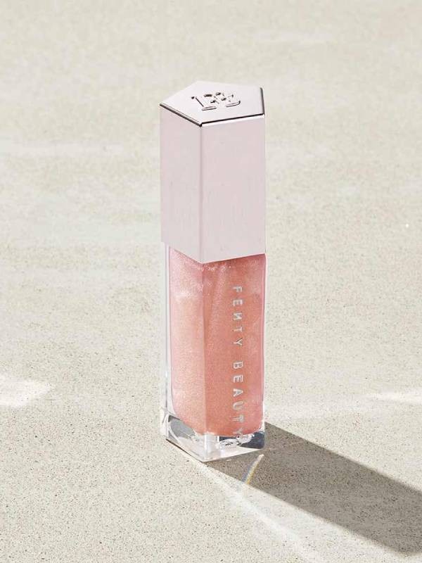 Ha egy ajaktermék azonnal volument ad, fényes, de nem ragacsos, és ráadásul szinte bárkinek jól áll, az garantáltan bestseller lesz. A Fenty Gloss Bomb szájfények pontosan ilyenek. A Fenty Glow az abszolút alapdarab, de a csillámosabb, merészebb árnyalatok is nagyon jól feldobhatják a megjelenésünket. Használhatod rúzs fölé, de akár önmagában is, ha természetes ragyogásra vágysz. – Gloss Bomb Universal szájfény FENTY BEAUTY – fentybeauty.com