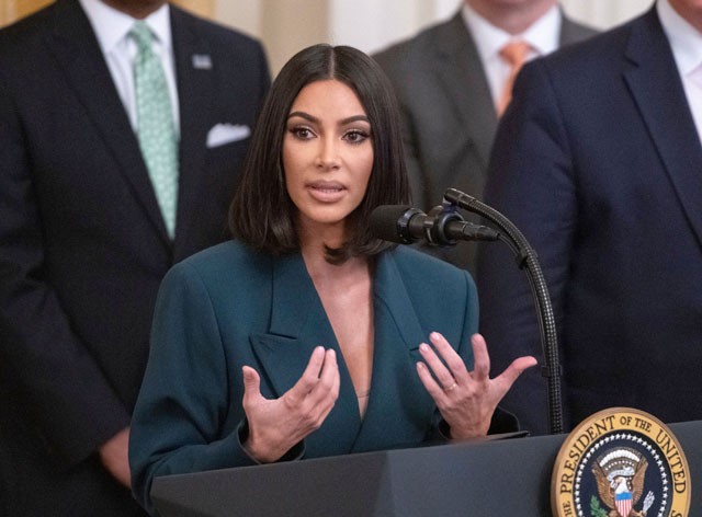 Kim Kardashian a legszexibb blézerben tért vissza a Fehér Házba